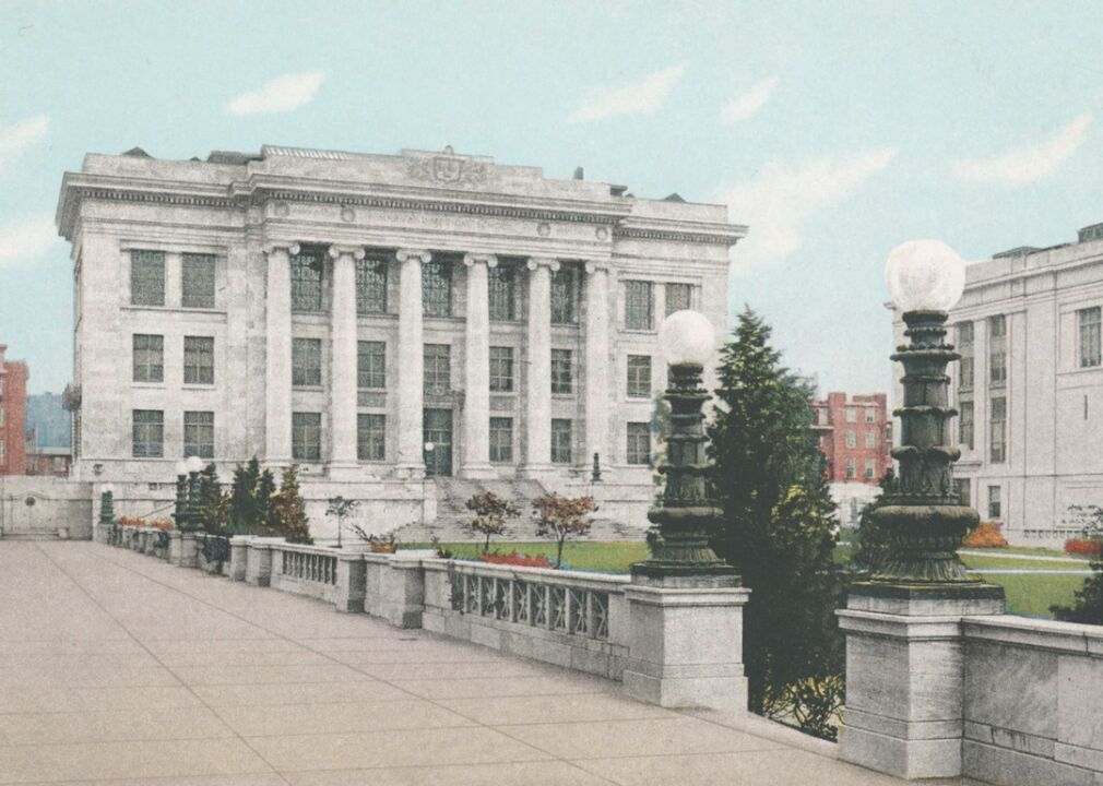 1936: Harvard Medical School accepts Fe del Mundo